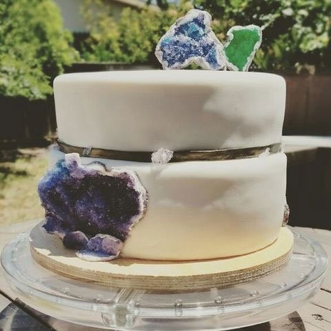 gateau de mariage original artistique avec pierre précieuse géode, decor mariage theme mineral, decor gateau wedding cake avec geode